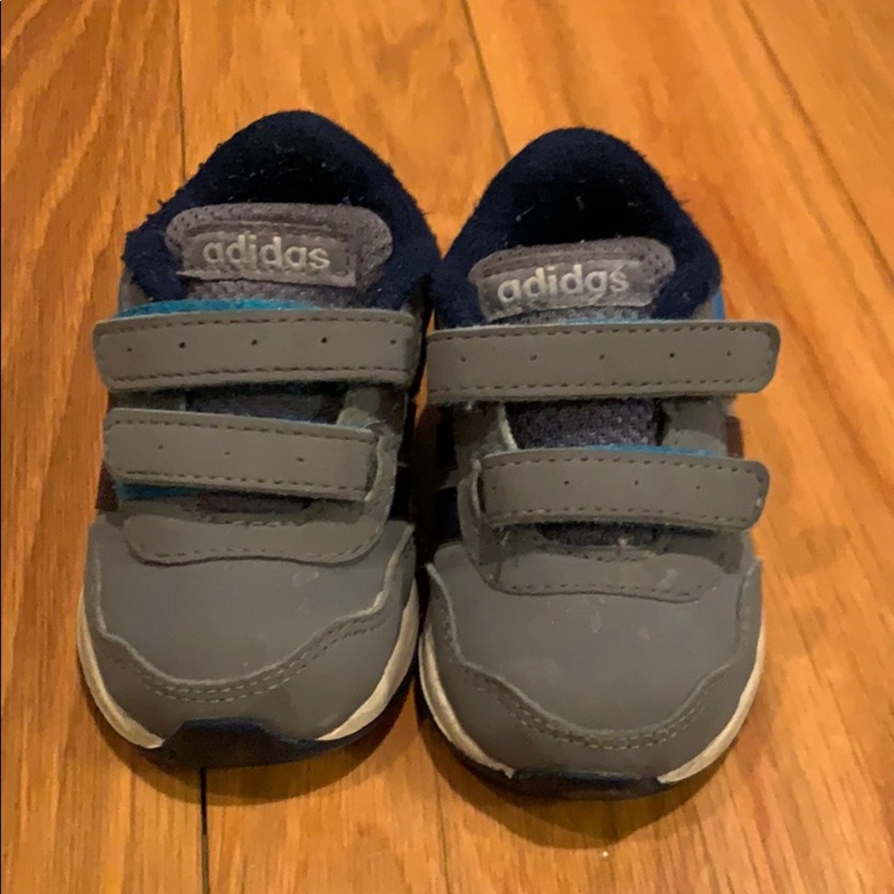 Adidas toddler tennis shoes size 3